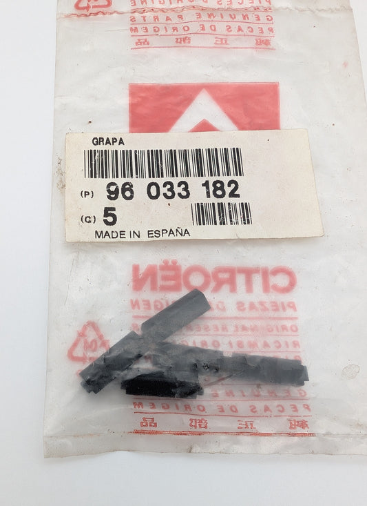 Citroen AX Roof Moulding Fastener Clip, 96 033 182, 96033182